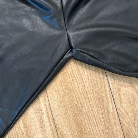 Hollister Ultra High Rise 28” Faux Vegan Leather Leggings Black Stretch Medium - Picture 7 of 12